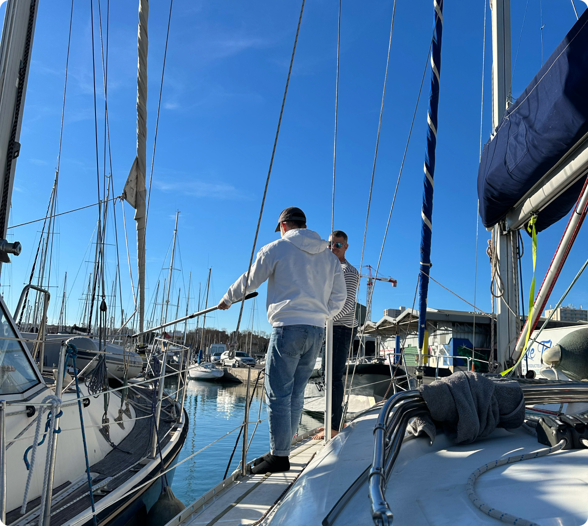 Apprenez à quitter le port en naviguant un voilier