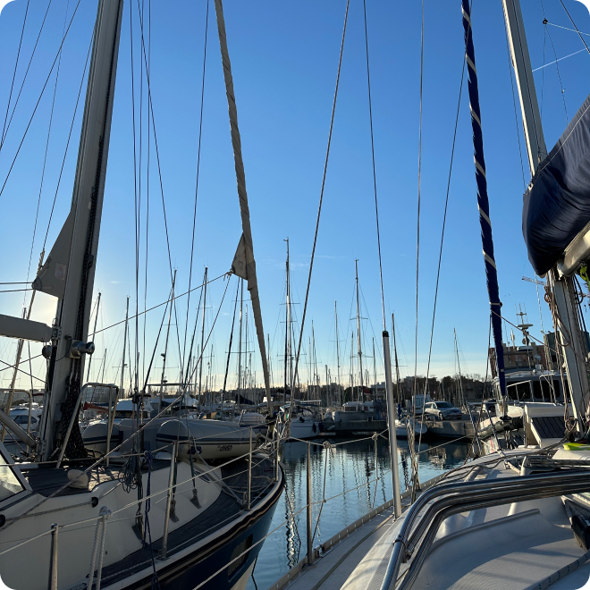 Apprendre à amarrer un voilier dans un port