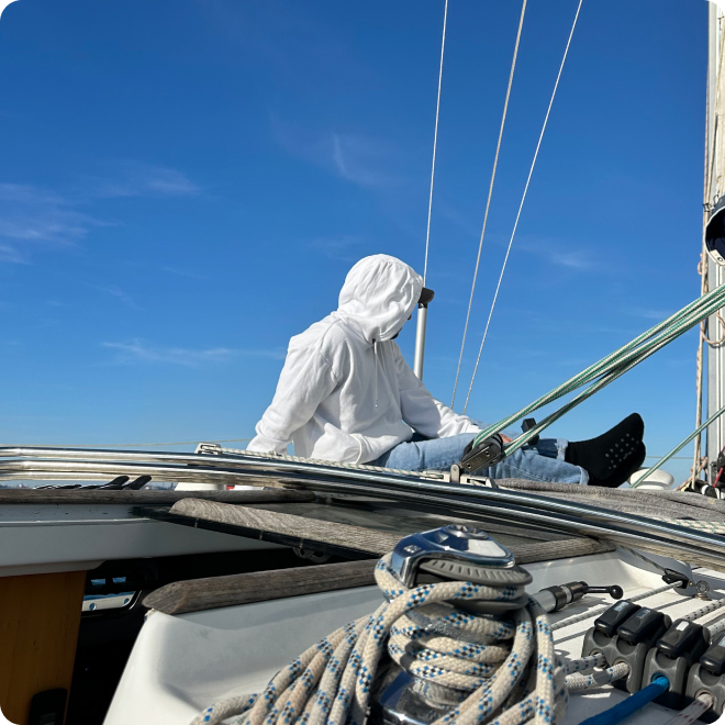 Venez passer une journée formation pour apprendre à naviguer un voilier tout en admirant les paysages qui vous entourent
