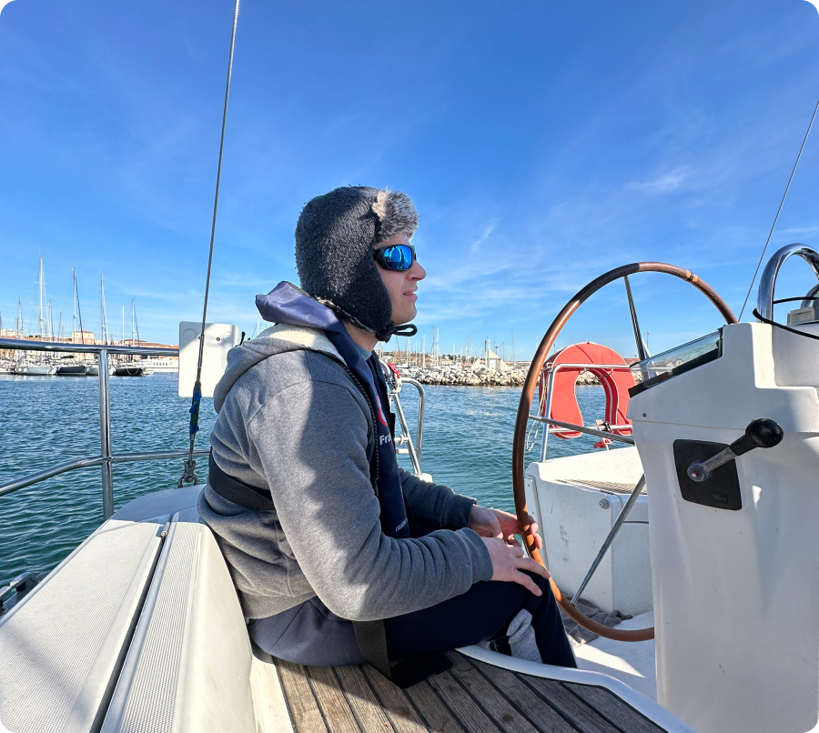 Apprendre à tenir la barre d'un voilier
