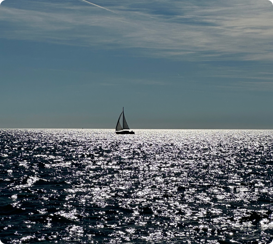 voilier dans la mer d'huile de la Méditerranée